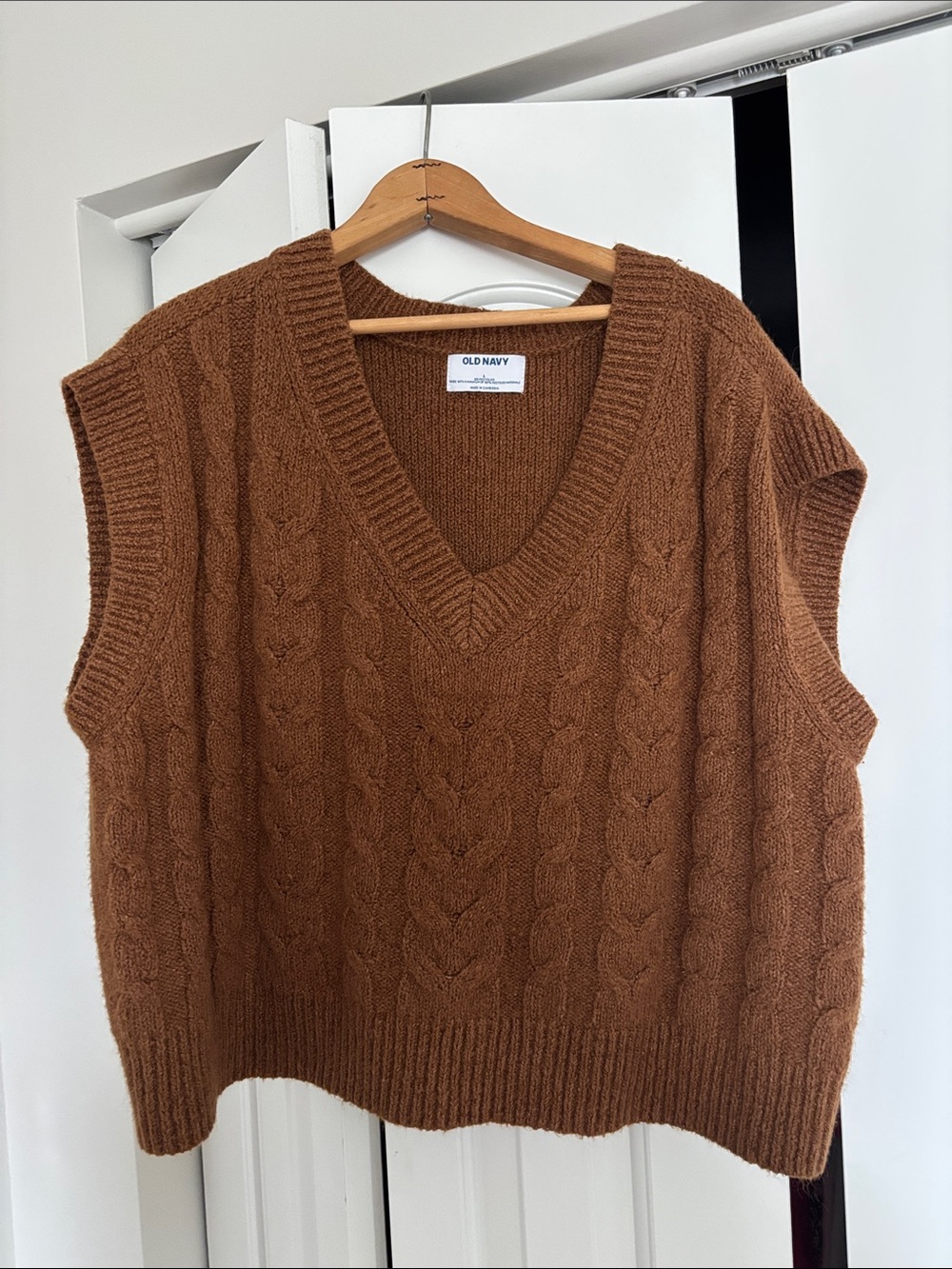 Old Navy Cable-Knit V-Neck Sweater Vest in Rust Brown